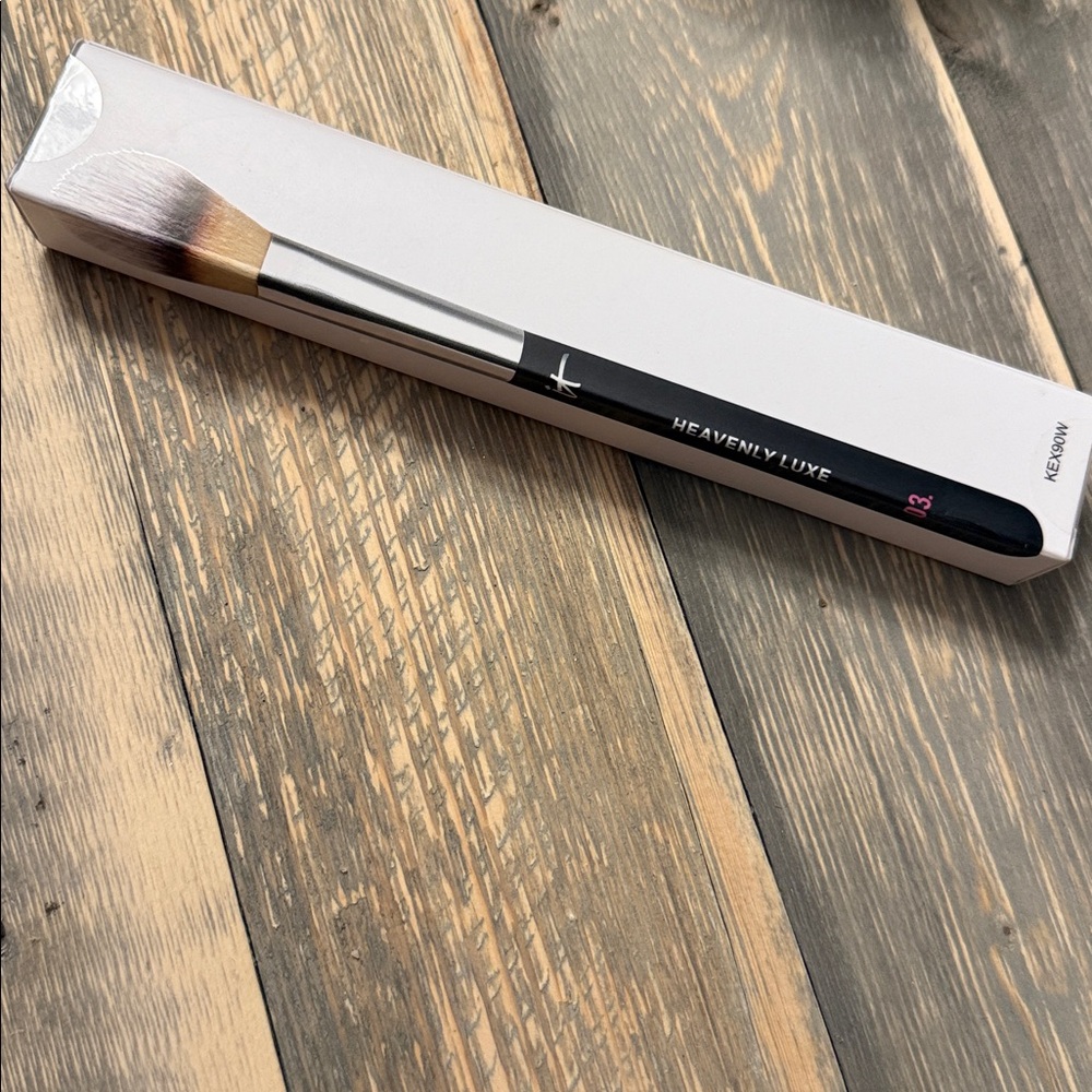 Heavenly Luxe Makeup Brush by It Cosmetics